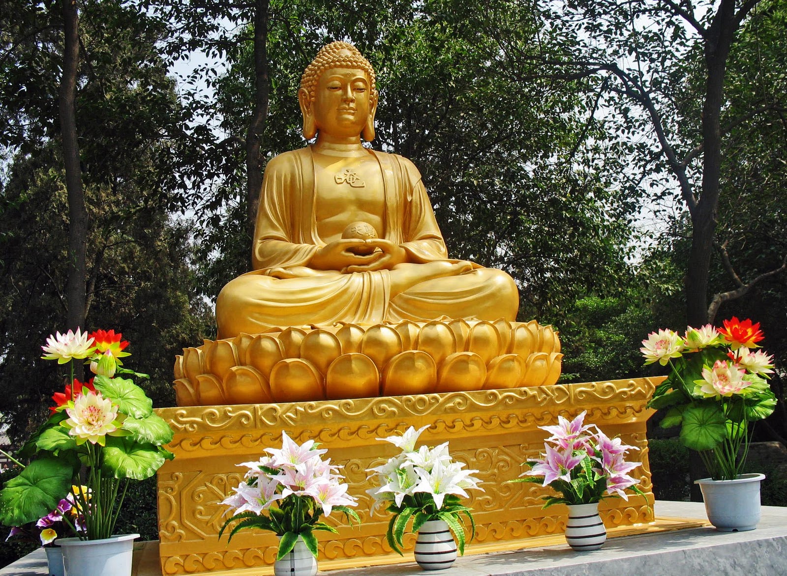 Махаяна это. Буддизм Тхеравада /хинаяна Будда. Будда в лотосе статуя. Статуя Будды в Индии. Будда Шакьямуни статуя в Индии.